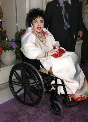 Nawet przykuta do wózka nie zapominała o kobiecych atrybutach: ostrym makijażu i szpilkach.