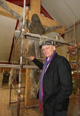 Jan Siuta, artysta - rzeźbiarz (na zdjęciu w swojej pracowni) przygotowuje nagrobek pary prezydenckiej.