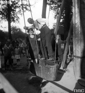 Niczym nieskrępowana radość i zabawa nie jest obca zarówno naszym, jak i minionym czasom. Na fot. 1926 r.