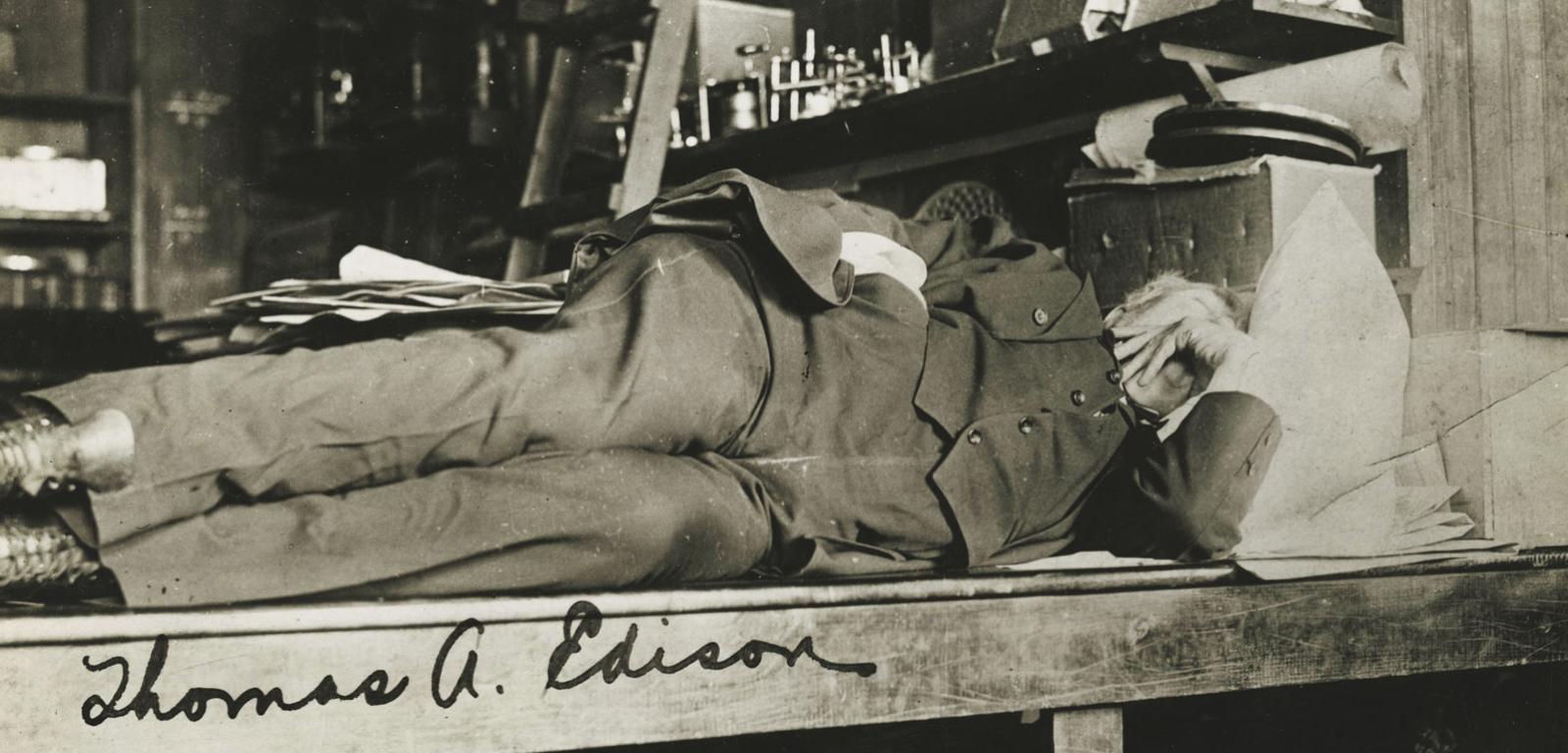 Odpoczywając w swoim laboratorium w New Jersey, Edison na krótko przerywał pracę, ale na sen wynalazca nie zamierzał poświęcać dużo czasu.