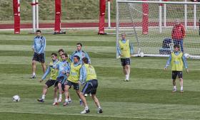 Hiszpanie niby są blisko, ale jakby w innym świecie. Dostępu broni armia ochroniarzy.