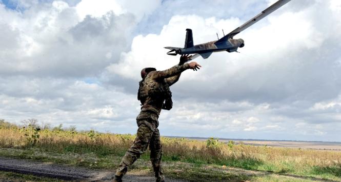 Ukraiński żołnierz wypuszcza dron zwiadowczy w pobliżu Pokrowska, październik 2025 r.