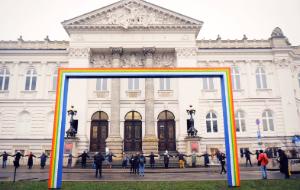 „Dyrektorem, czy to galerii, czy to muzeum, czy teatru, zostaje się nie po to, by dbać o własne ego”.