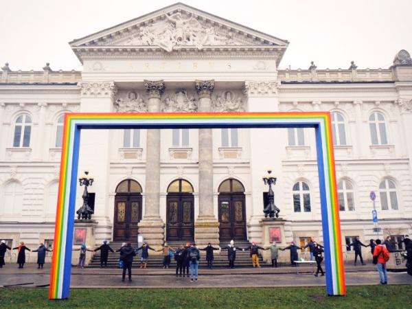 „Dyrektorem, czy to galerii, czy to muzeum, czy teatru, zostaje się nie po to, by dbać o własne ego”.