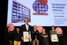 Przy mikrofonie Wojciech Kotecki w imieniu BBGK Architecki, finalistów za projekt bloku przy ul. Sprzecznej 4 w Warszawie. Inwestora, firmę Budizol, reprezentowała Roma Stanisławska.