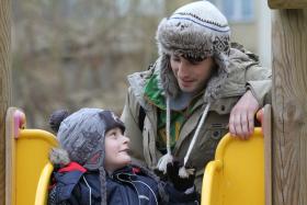 Wolontariusz Piotr z osieroconym Romkiem. Piotr jest w sztafecie od śmierci ojca.