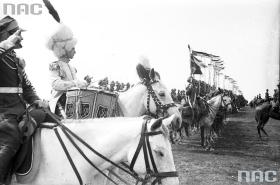 Święto 10. Pułku Strzelców Konnych. Strój dobosza nawiązujący do tradycji pułku z czasów napoleońskich. Kwiecień 1934 r.