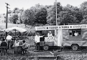 Gdy barobus Teofila Burego zniknął spod bramy rzeszowskiej WSK, pracownicy domagali się jego powrotu. Właściciel zareagował błyskawicznie: w Bieszczadach uruchomił prowizoryczny bar w przyczepkach, a barobus wrócił do Rzeszowa.