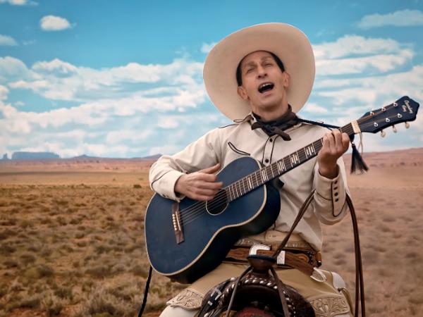 Tim Blake Nelson jako tytułowy Buster Scruggs w pierwszej z sześciu nowel braci Coenów.