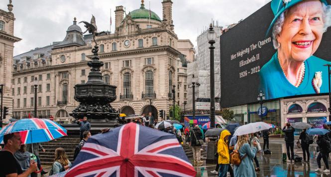 Brytyjczycy żegnają królową na Piccadilly Circus w Londynie, 9 września 2022 r.