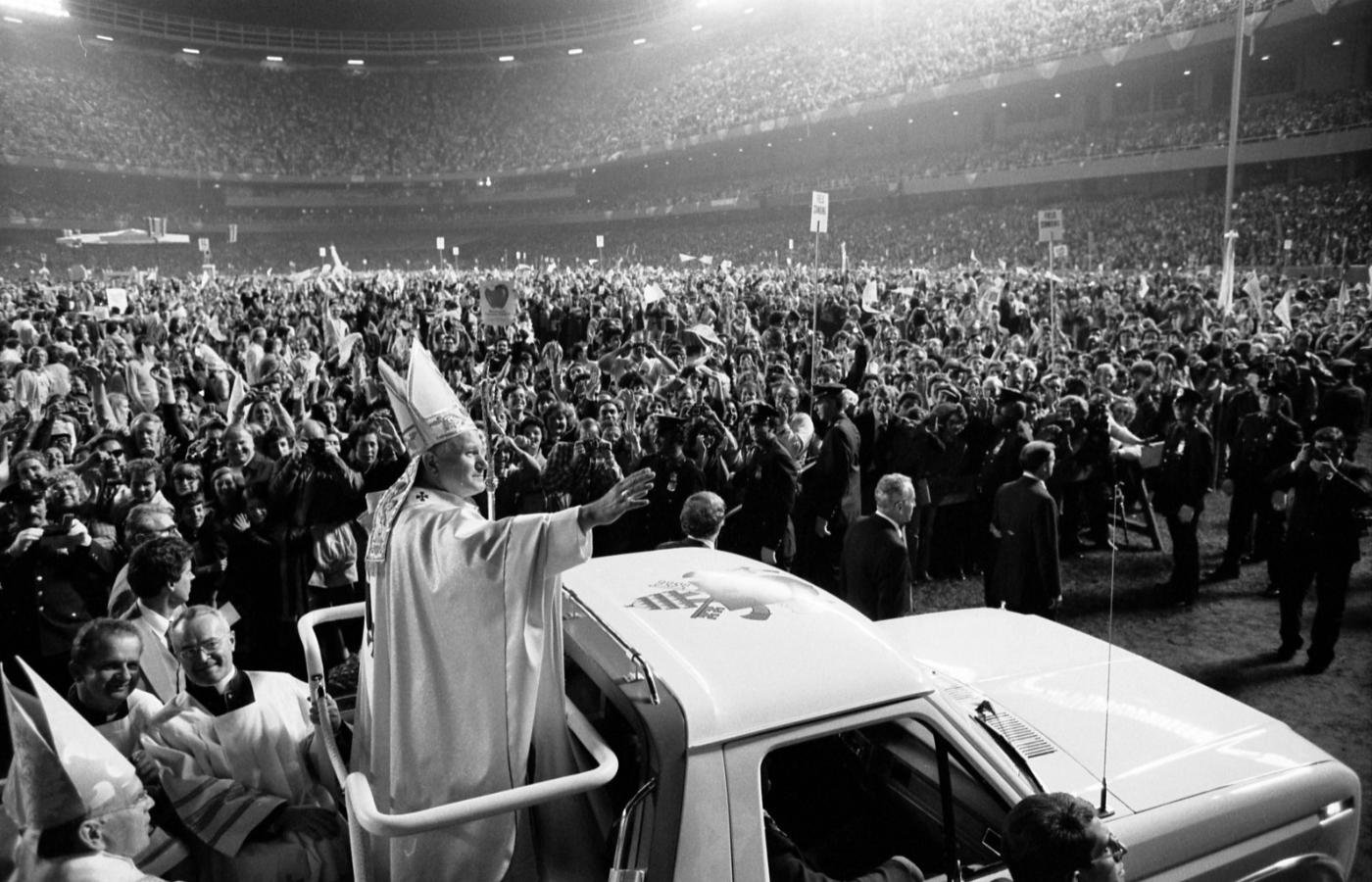 Jan Paweł II na stadionie Jankesów w Nowym Jorku w 1979 r.