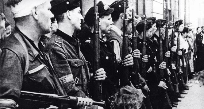 Odprawa oddziału powstańczego, sierpień 1944 r.