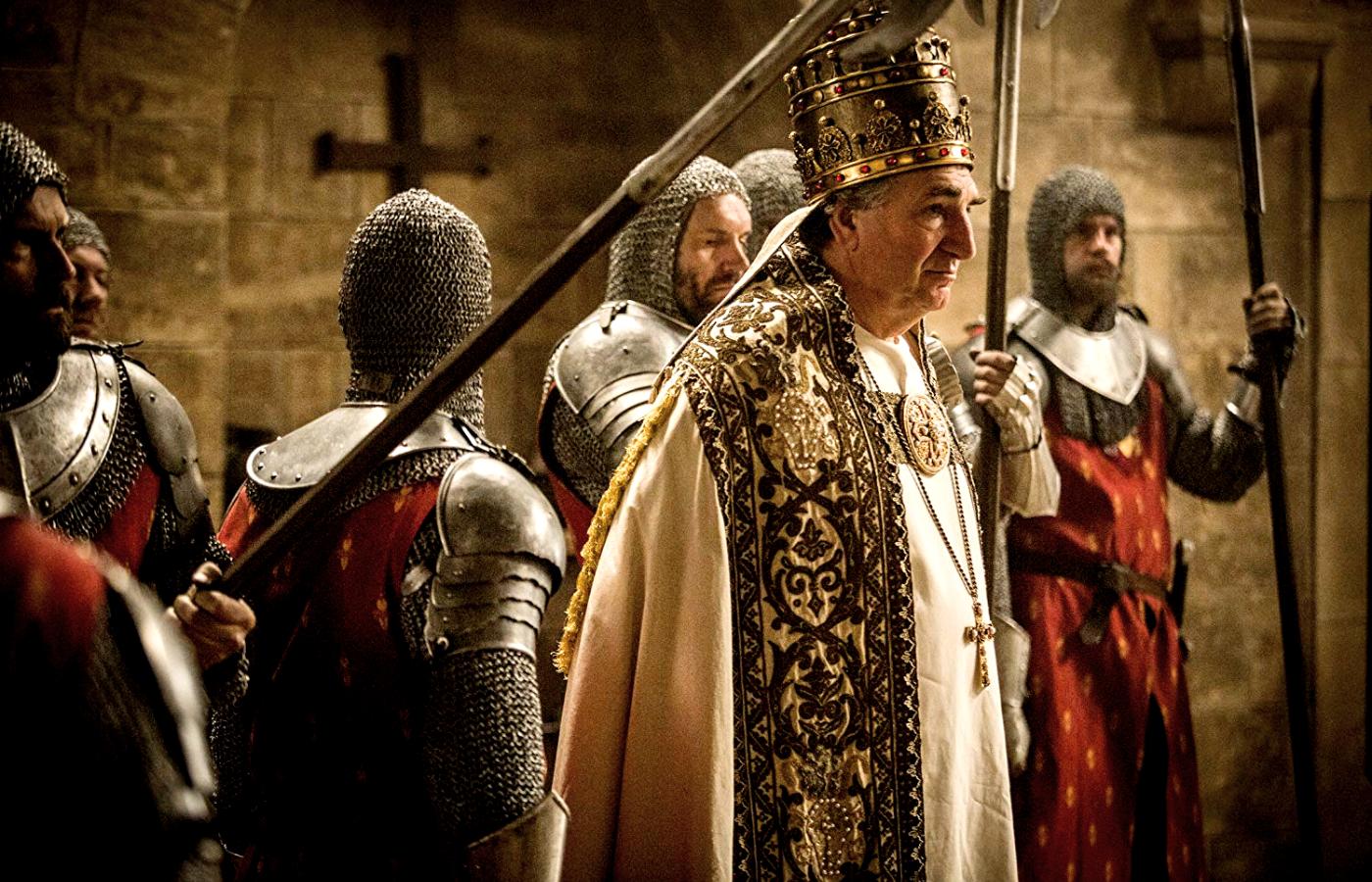 Jim Carter jako papież Bonifacy w serialu „Templariusze”