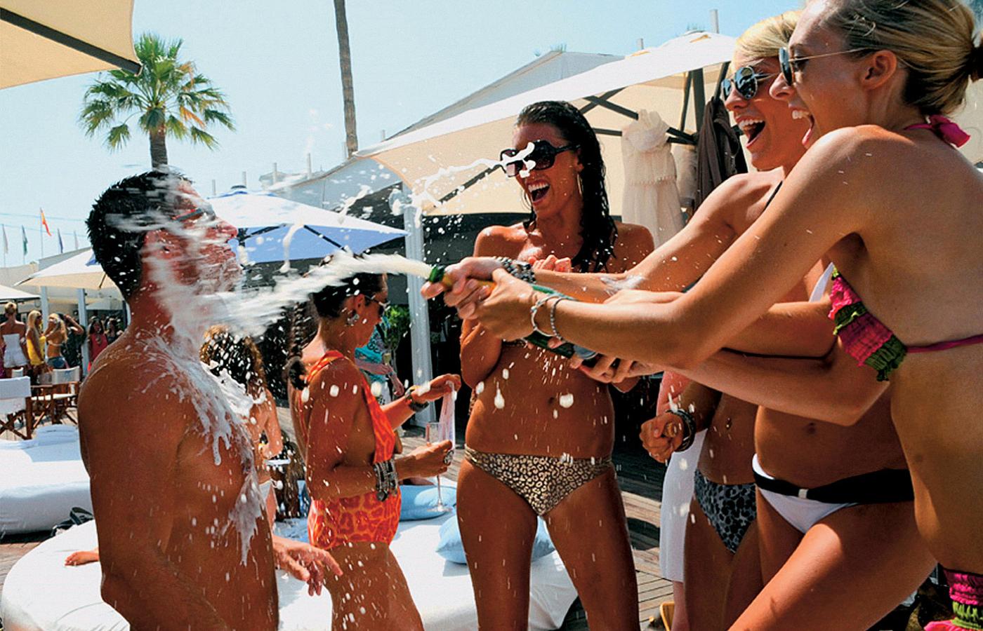 Bitwa szampanowa w klubie plażowym - wstęp 175 euro.