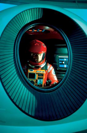 Człowiek z maszyną oko w oko w „2001: Odysei kosmicznej”.