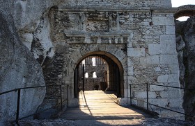 Podzamcze. Wejście do jurajskiego zamku Ogrodzieniec z przełomu XIV/XV w., leżącego 7 km od trasy wiedenki.