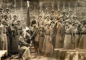 Uroczystość wręczenia sztandaru Armii Czerwonej przez robotników; fotografia z 1922 r.