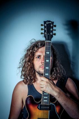 Raphael Rogiński dokonuje własnych interpretacji utworów Bacha i Coltrane’a – tego ostatniego gra na najnowszej płycie „Raphael Rogiński plays John Coltrane and Langston Hughes African Mystic Music”.