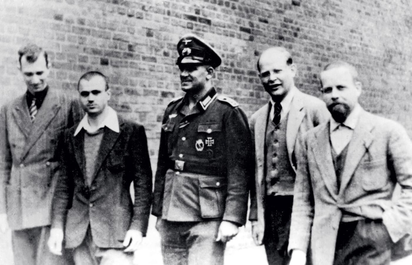 Pastor Dietrich Bonhoeffer (drugi od prawej) w obozie koncentracyjnym we Flossenburgu, 1945 r.