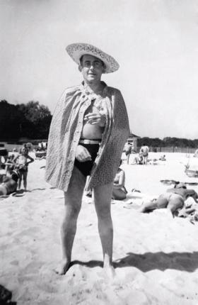 Brzechwa na plaży w Ustce, 1958 r.