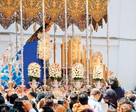 Figura Virgen de la Aurora niesiona przez bractwo La Resurrecion.