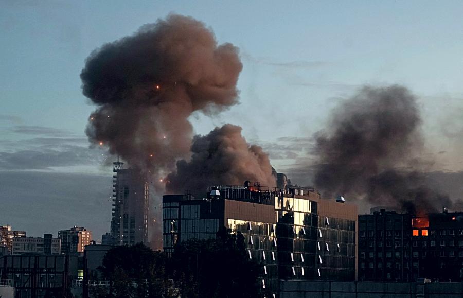 Kijów po poniedziałkowym ataku dronów kamikadze