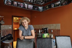 Pani Agnieszka, mieszkanka „Murowanych Klimatów” z widokiem na Nowy Świat.