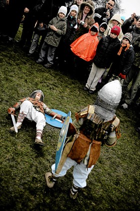 Od czasów chrześcijańskich odbywa się tu odpust. W XIX wieku festyn miał charakter dobroczynny i ludyczny. Dziś już nie ma bójek o drobne rzucane tłumowi przez bogatszych mieszczan stojących na kopcu.  Powalenie woja zamiast topienia marzanny?