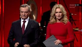 Na początku gali Paszportów Polityki Jerzy Baczyński oraz Grażyna Torbicka mają w zwyczaju witać gości specjalnych. W ubiegłym roku redaktor naczelny POLITYKI powitał m. in. Roberta Glińskiego, reżysera oraz brata wicepremiera i ministra kultury. „Witamy i prosimy pozdrowić brata” – powiedział, wywołując śmiech zebranych w sali zaproszonych gości. Do wypowiedzi Baczyńskiego odnoszono się jeszcze kilka tygodni po gali Paszportów, minister Gliński twierdził, że zaproszenia na galę w ogóle nie otrzymał, ale po pewnym czasie przyznał jednak, że zaproszenie było...