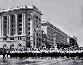 Monumentalny MDM. Śmiałe plany i wizje nowoczesnej Warszawy zastąpił w latach 50. architektoniczny socrealizm.