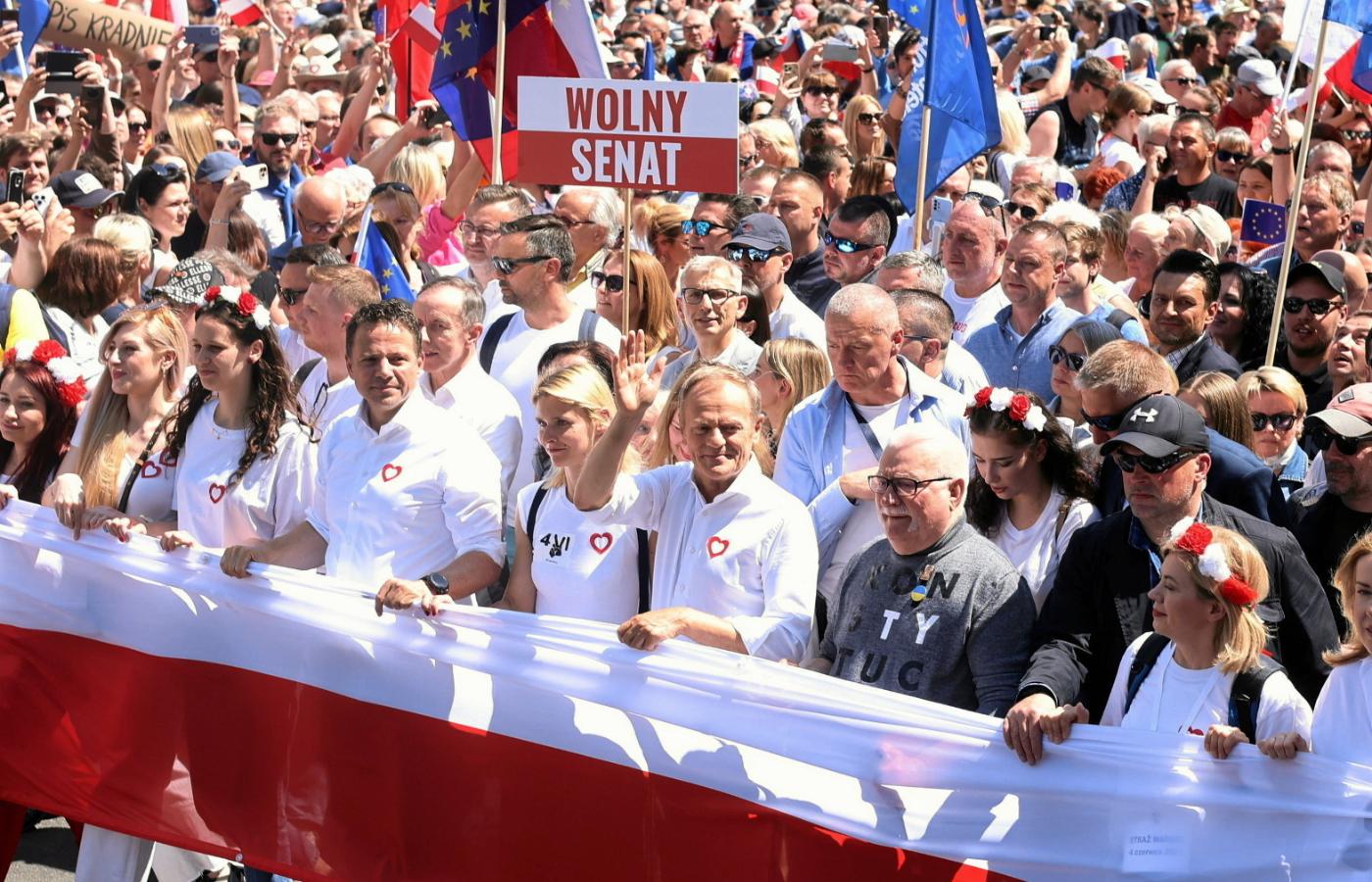 Donald Tusk na czele wielkiego marszu 4 czerwca. Według warszawskiego Ratusza szło w nim pół miliona osób.