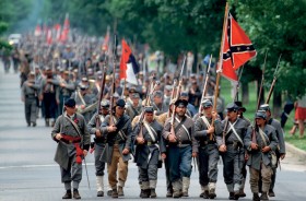 Uczestnicy jednego z wielu widowisk-rekonstrukcji w drodze na cmentarz, na którym spoczywają polegli Konfederaci.