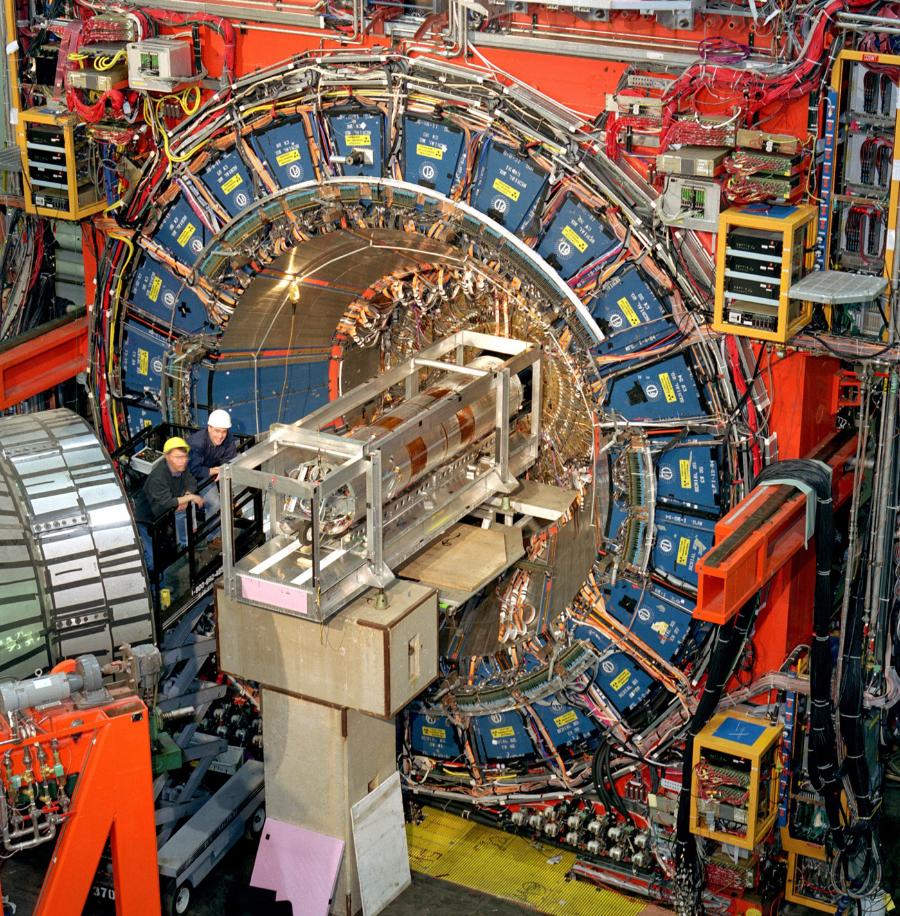 Collider Detector działał w Fermilabie w latach 1985–2011. Nad obróbką danych z tego eksperymentu wciąż pracuje 400 naukowców z 54 instytucji i 23 krajów.