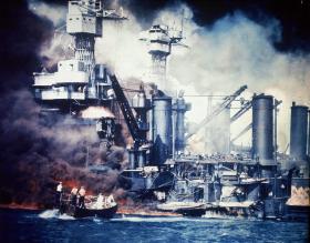 Swej supremacji lotniskowce dowiodły nokautując w Pearl Harbor pancerniki amerykańskiej Floty Pacyfiku. Na zdjęciu płonąca Vest Virginia.