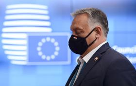 Orbán przyjął rezygnację starego druha komentarzem, że to, co zrobił, jest „niezgodne z wartościami naszej politycznej społeczności”.