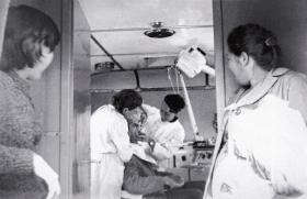 Doktor Teresa Radecka-Kozłowska podczas pracy w ambulansie, lata 60.