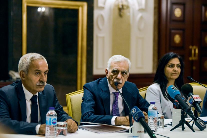 Byli prokurdyjscy burmistrzowie na konferencji dla zagranicznych mediów. Od lewej: Adnan Selçuk Mızraklı (z Diyarbakır), Ahmet Türk (z Mardin) i Bedia ÖzgÖkçe Ertan (z Van).