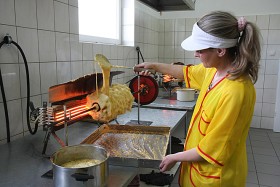 Nawijanie sękacza „Centrum Europy”. Specjalność cukierni państwa Andraków.