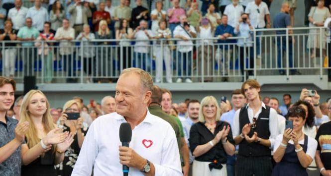 Donald Tusk na spotkaniu w Pabianicach, 26 lipca 2025 r.