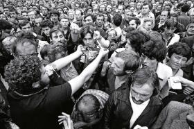 Warszawiacy podczas blokady ronda w centrum miasta przekazują artykuły konsumpcyjne i pieniądze protestującym, 4 sierpnia 1981 r.