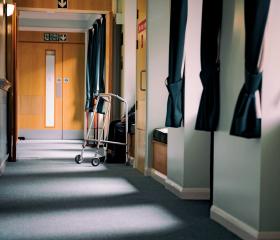 Jeden z korytarzy, którymi można obejść cały budynek