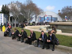 W cieniu malowniczych fontann wzgórza Montjuic każda powierzchnia płaska była zajęta przez ludzi, uparcie stukających w swe telefony i laptopy.