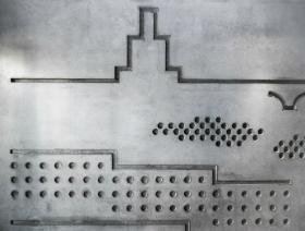 Jest to budynek typu plomba, usytuowany na warszawskiej Pradze, niedaleko Stadionu Narodowego.