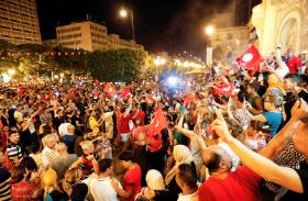 Tunis świętuje wstępne wyniki referendum konstytucyjnego.