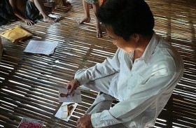 Projektowane przedmioty nie są tylko odpowiedzią na potrzeby ludzi. Czasem umożliwiają poznanie potrzeb i możliwości.&nbsp;Tomasz Pawlak na podstawie: „Design Revolution” Emilly Pilloton, „Design for the Other 90%” Cynthia E. Smith, „2+3D”