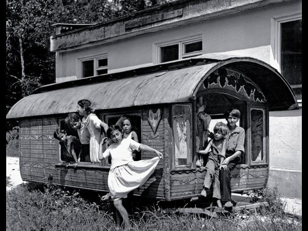 Wozy stanęły nagle. Przycupnęły na cegłach i kamieniach. Kraśnik Fabryczny.