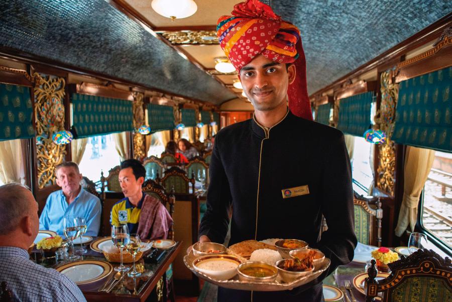 Posiłki kuchni indyjskiej podawane w wagonie restauracyjnym luksusowego Maharajas Express.
