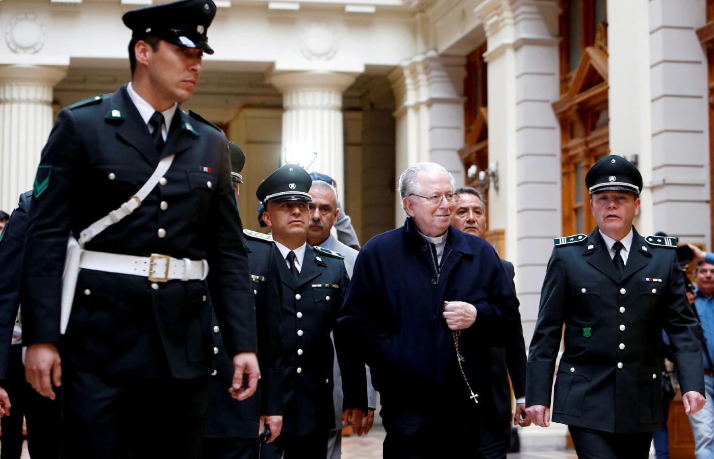 Ksiądz Fernando Karadima eskortowany przez policjantów w Sądzie Najwyższym Chile w 2015 r.