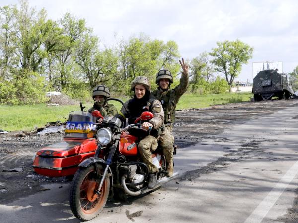 Ukraińscy żołnierze na motocyklu w okolicy Charkowa, maj 2022 r.