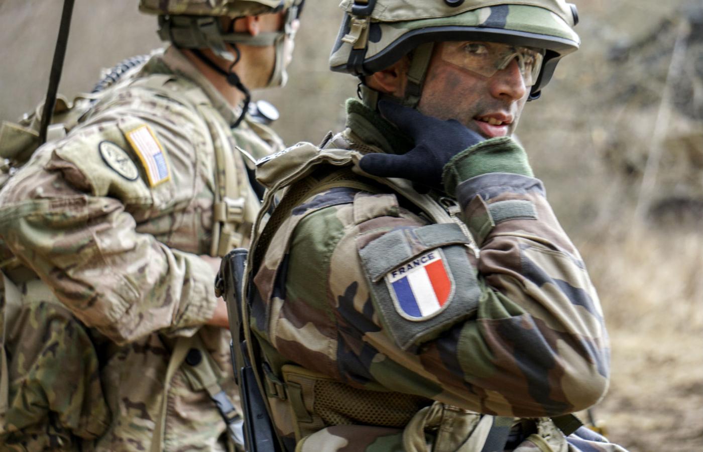 Amerykański żołnierz i francuski żołnierz podczas szkolenia w marcu 2017 r.